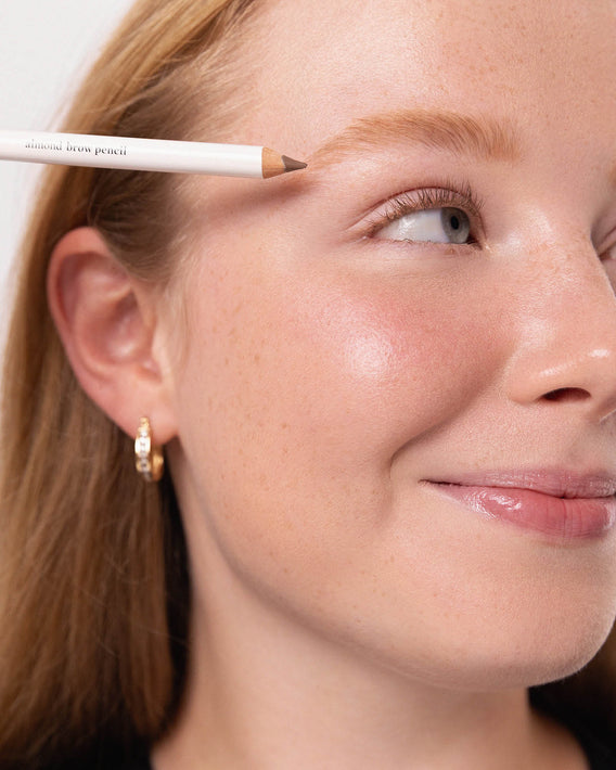 lápiz de cejas con almendras