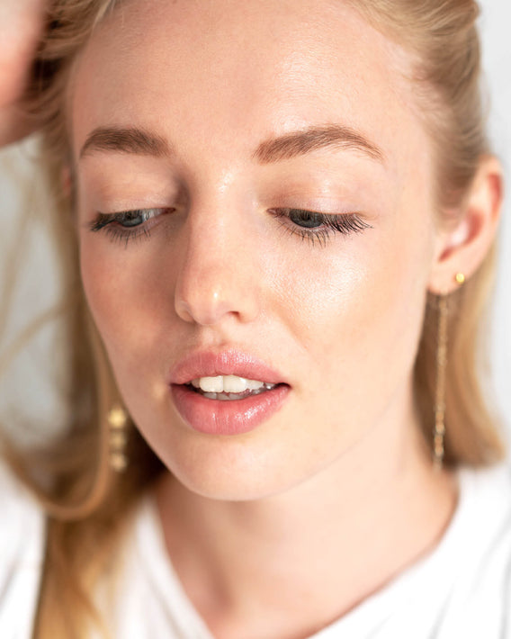 lápiz de cejas con almendras