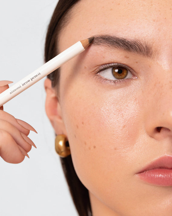 lápiz de cejas con almendras