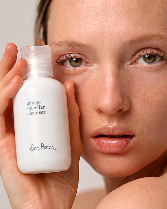 Modelo sosteniendo el agua micelar con ginkgo en tabletas Ere Perez cerca del rostro