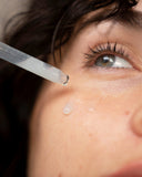 Aplicación del elixir de té blanco con fito-retinol Ere Perez en el rostro