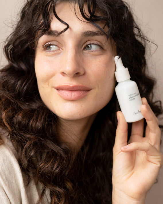 Elixir de té blanco con fito-retinol Ere Perez en un entorno natural